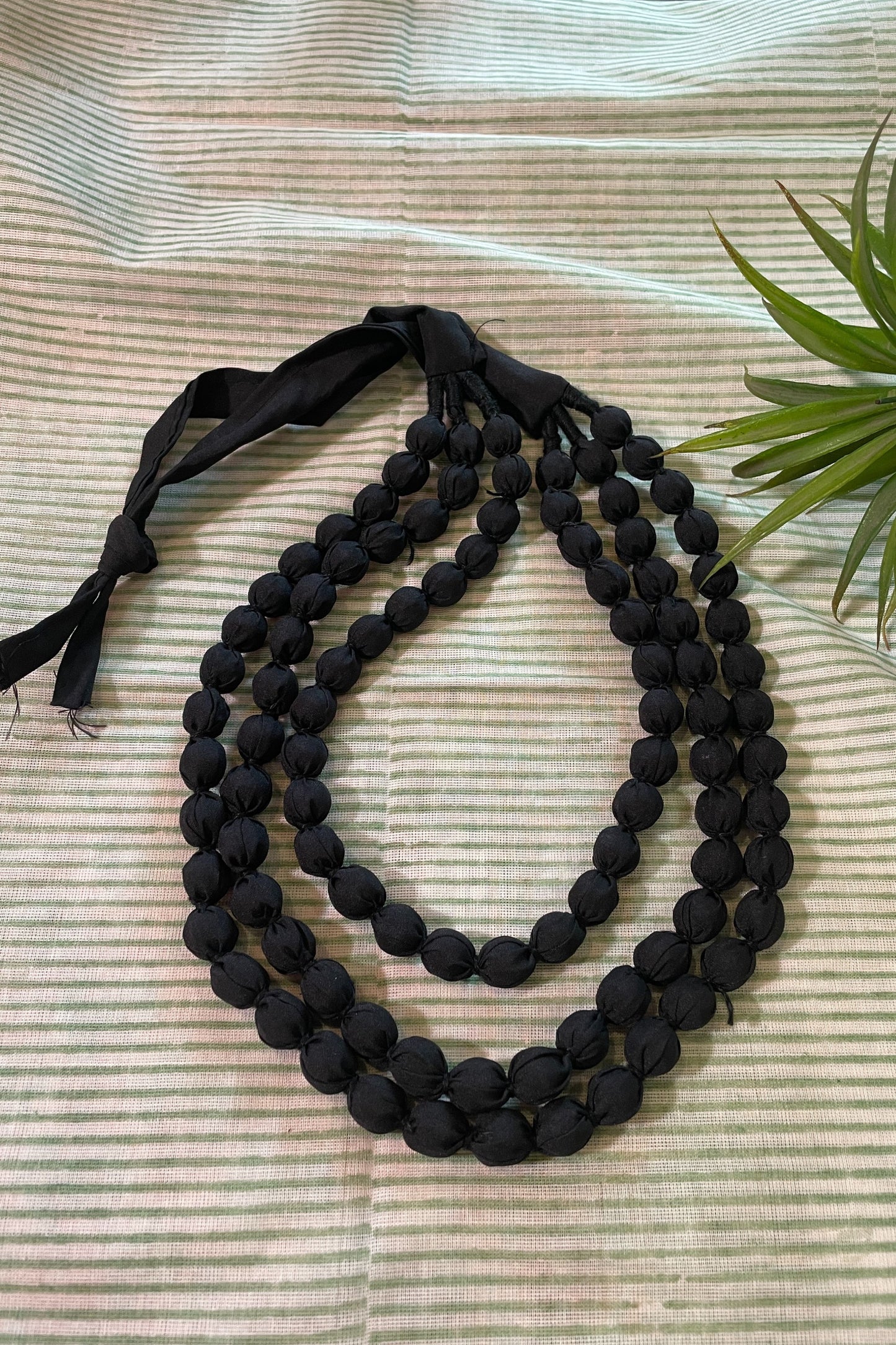 BLACK 3-LAYERED NECK-PIECE