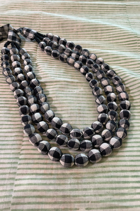 BLACK & WHITE 3-LAYERED NECK-PIECE