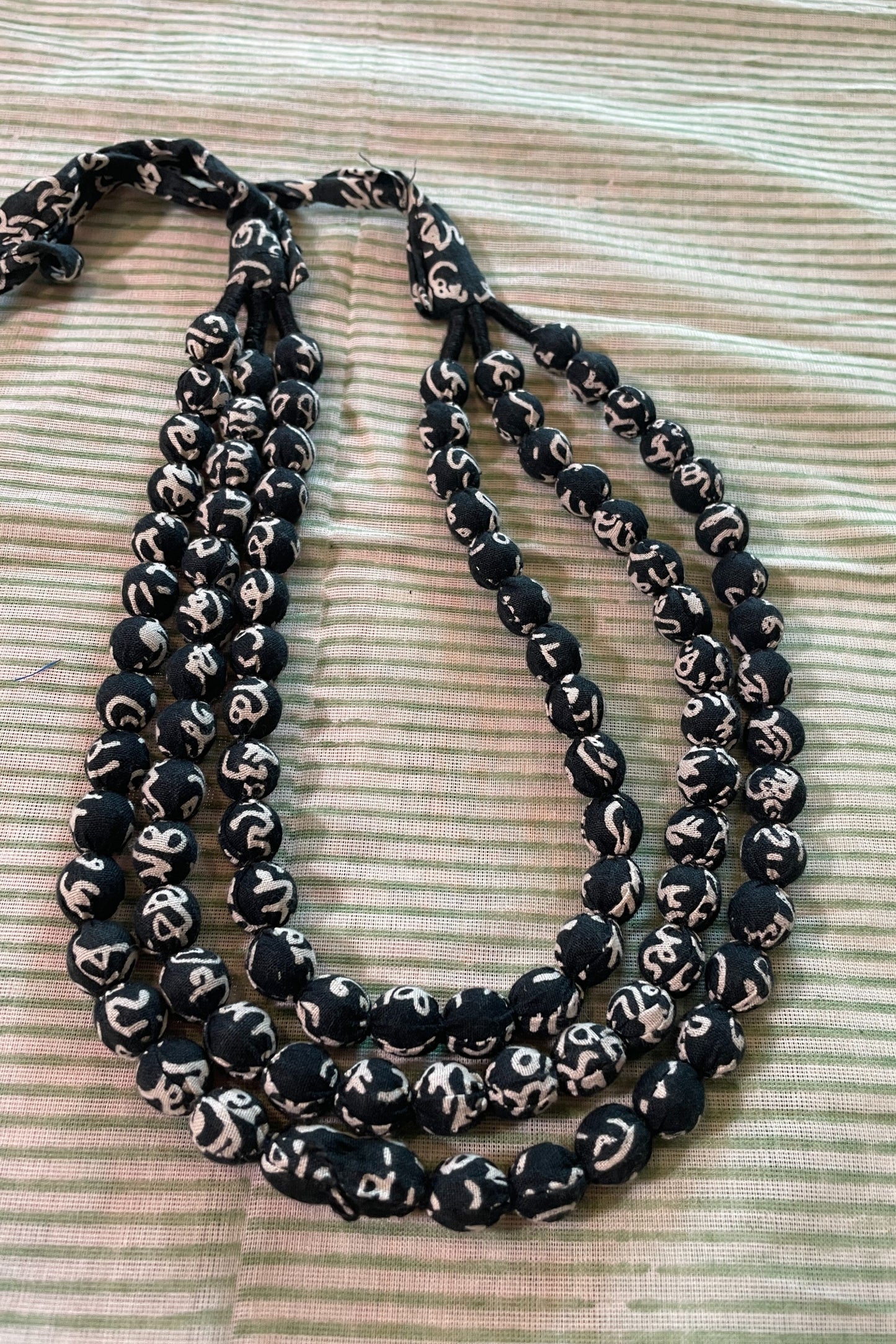 SCRIBBLED BLACK & WHITE 3-LAYERED NECK-PIECE