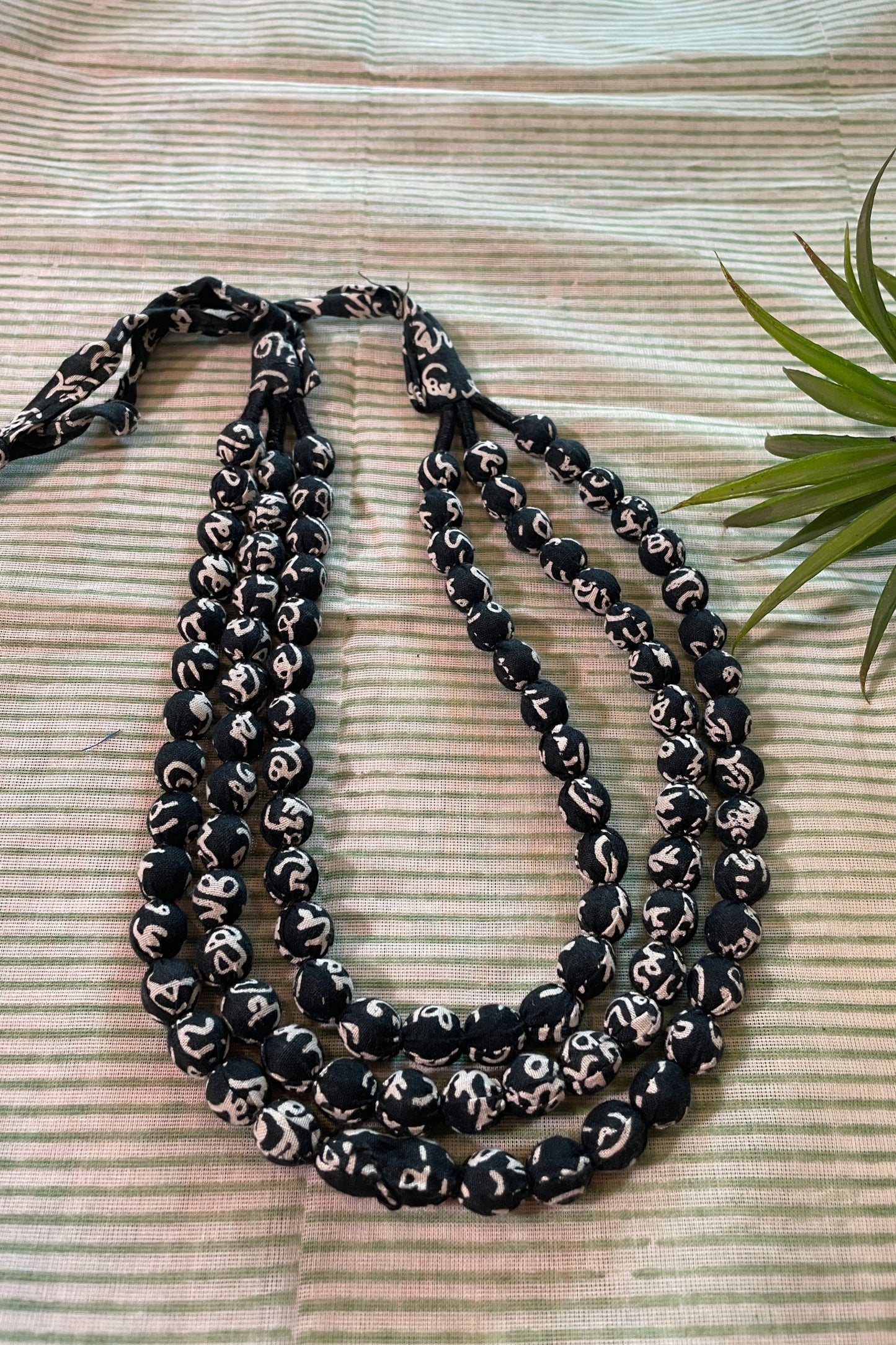 SCRIBBLED BLACK & WHITE 3-LAYERED NECK-PIECE