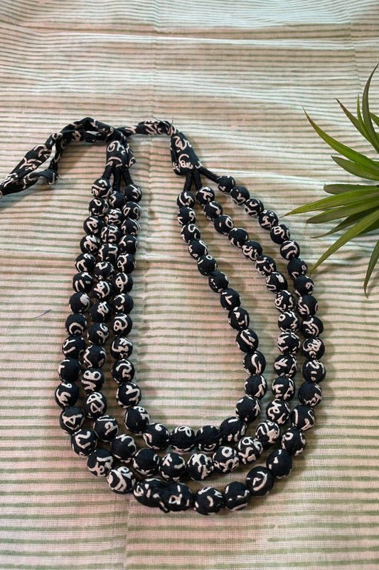 SCRIBBLED BLACK & WHITE 3-LAYERED NECK-PIECE