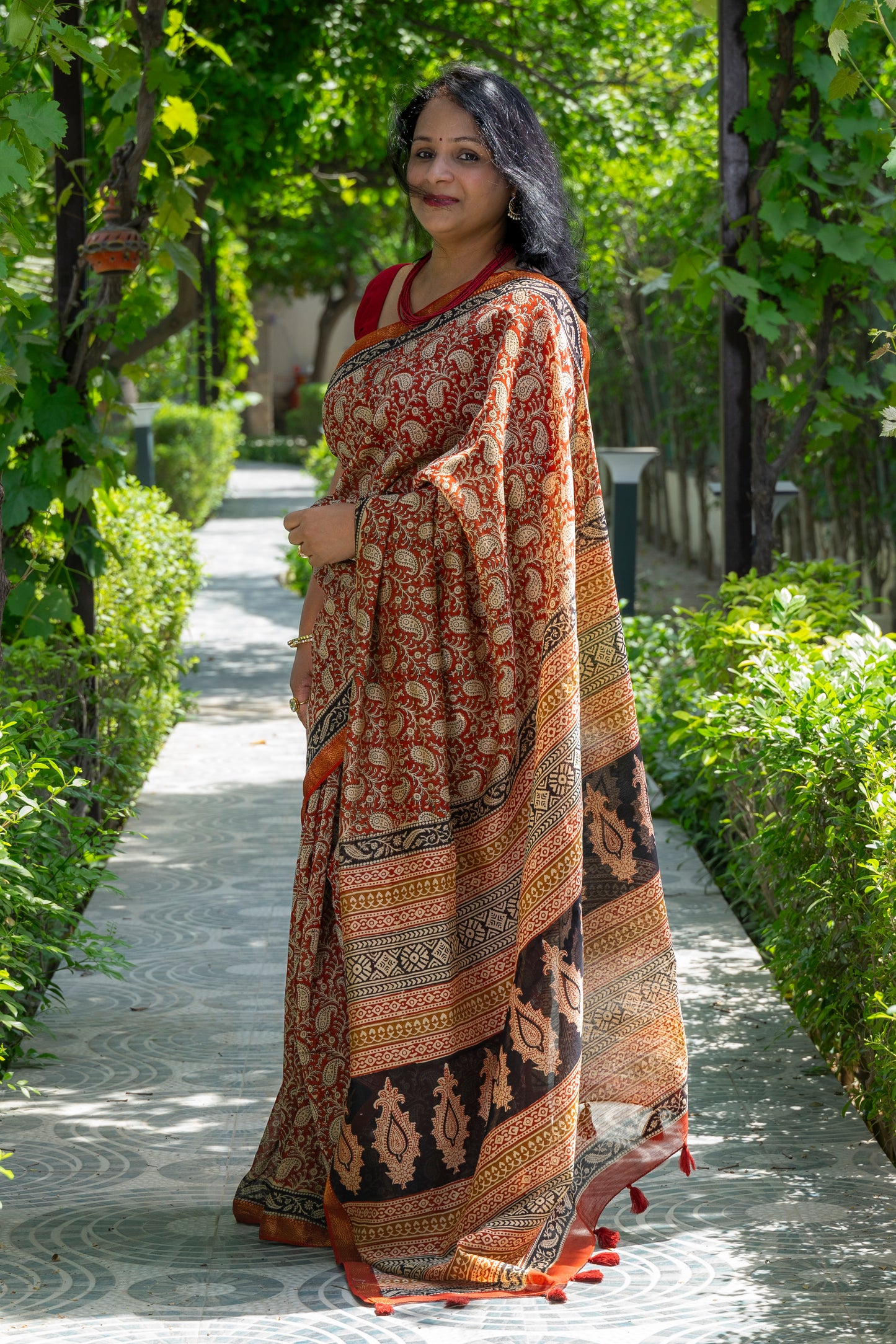 RED-WHITE PAISLEY BLOCK PRINT MAHESHWARI SILK COTTON SARI
